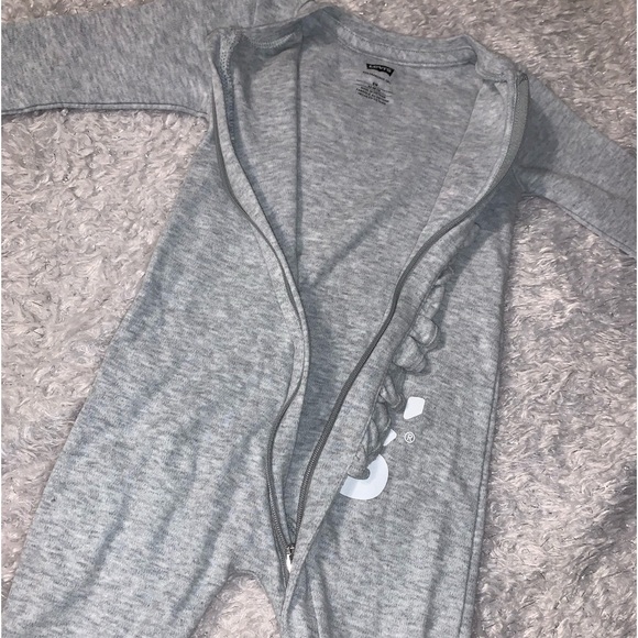 5 for $10 Levi’s EUC Gray Super Soft Longsleeve Zip Up Footed Onsie size 6M - Picture 7 of 7